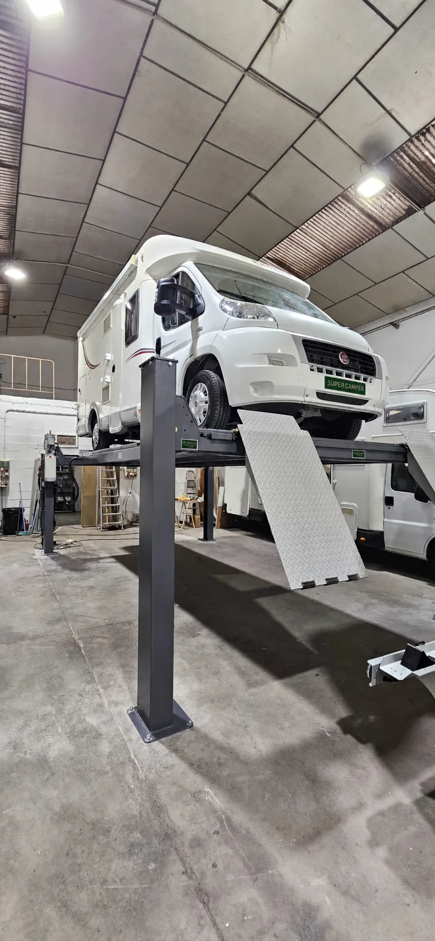 Taller de Super Camper con autocaravana en elevador